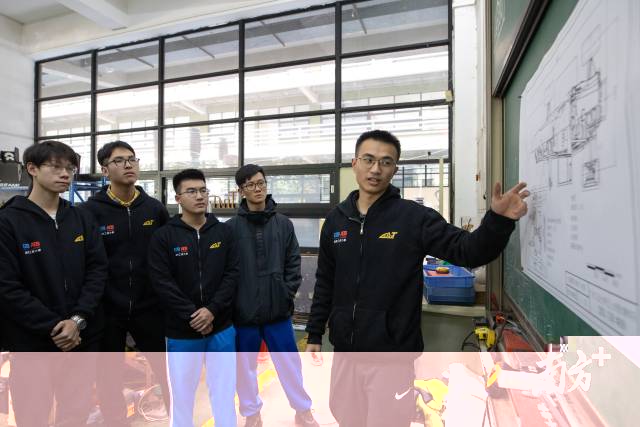 楊浩森正在向其他成員講解車輛底盤的構造與所應用的技術。 楊浩森正在向其他成員講解車輛底盤的構造與所應用的技術。